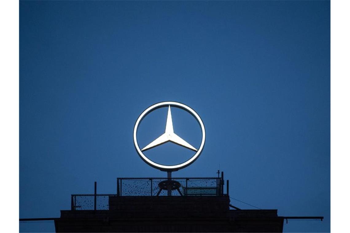 Der Mercedes-Stern ist auf dem Turm des Hauptbahnhofs zu sehen. Foto: Marijan Murat/dpa/Archivbild