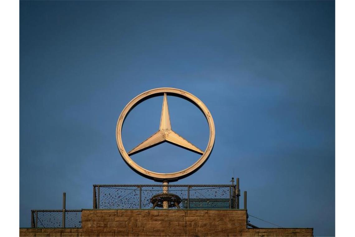 Mercedes-Stern vom Stuttgarter Bahnhofsturm zieht um Der Mercedes-Stern ist auf dem Turm des Stuttgarter Hauptbahnhofs zu sehen. Foto: Marijan Murat/dpa/Archivbild