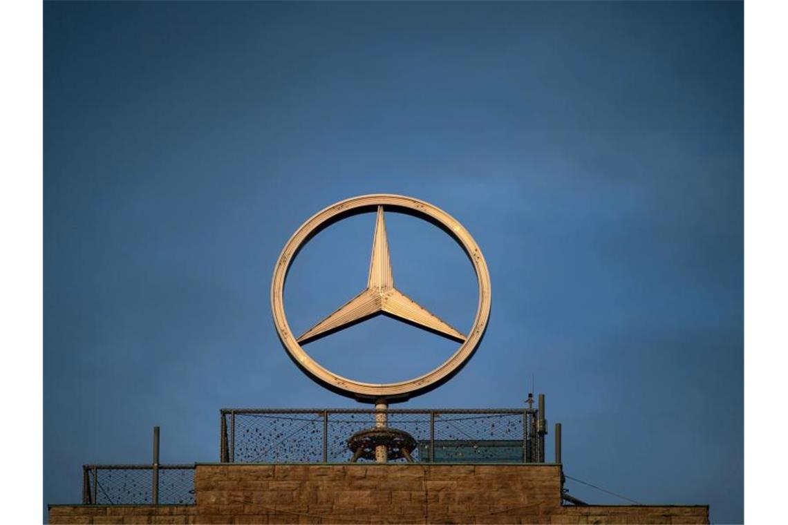 Der Mercedes-Stern ist auf einem Turm zu sehen. Foto: Marijan Murat/dpa