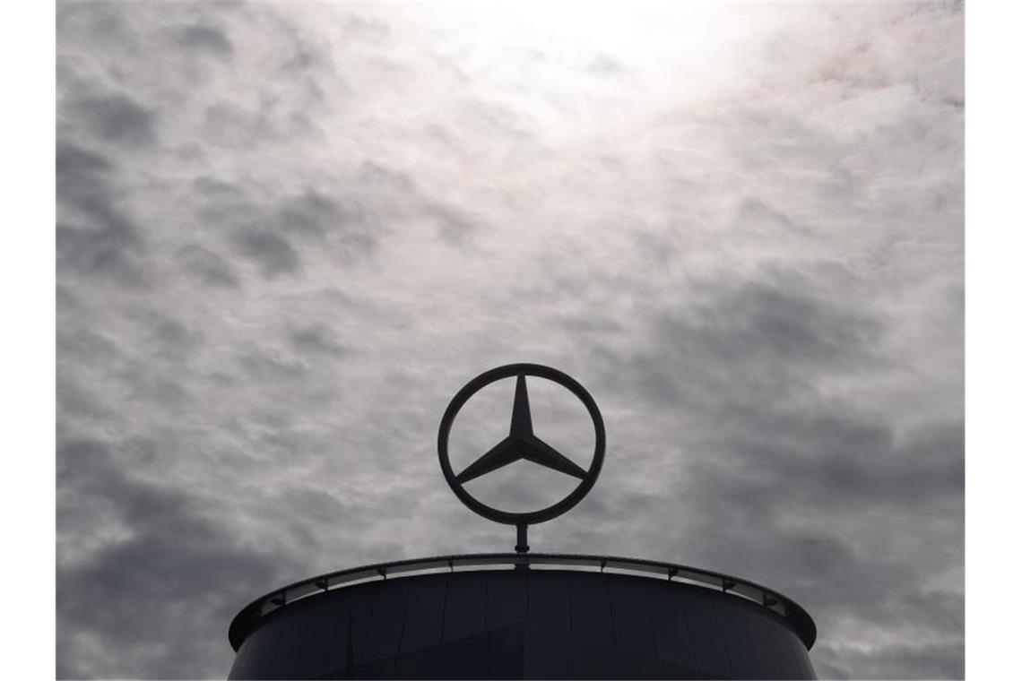 Mercedes-Benz baut Elektro-Vans in Ludwigsfelde Der Mercedes-Stern steht auf einem Showroom. Foto: Sebastian Gollnow/dpa/Archivbild