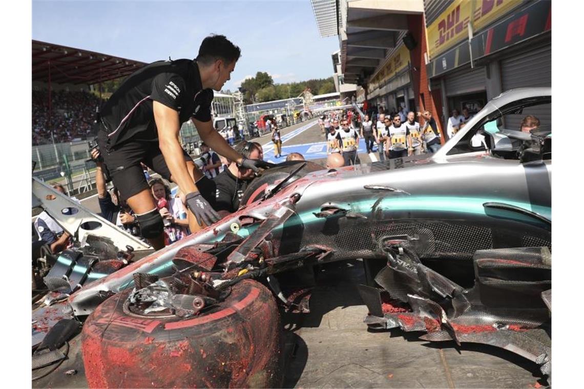 Leclerc holt Pole Position in Spa - Vettel Zweiter Der Mercedes von Lewis Hamilton nach dessen Unfall in Spa. Foto: Francisco Seco/AP