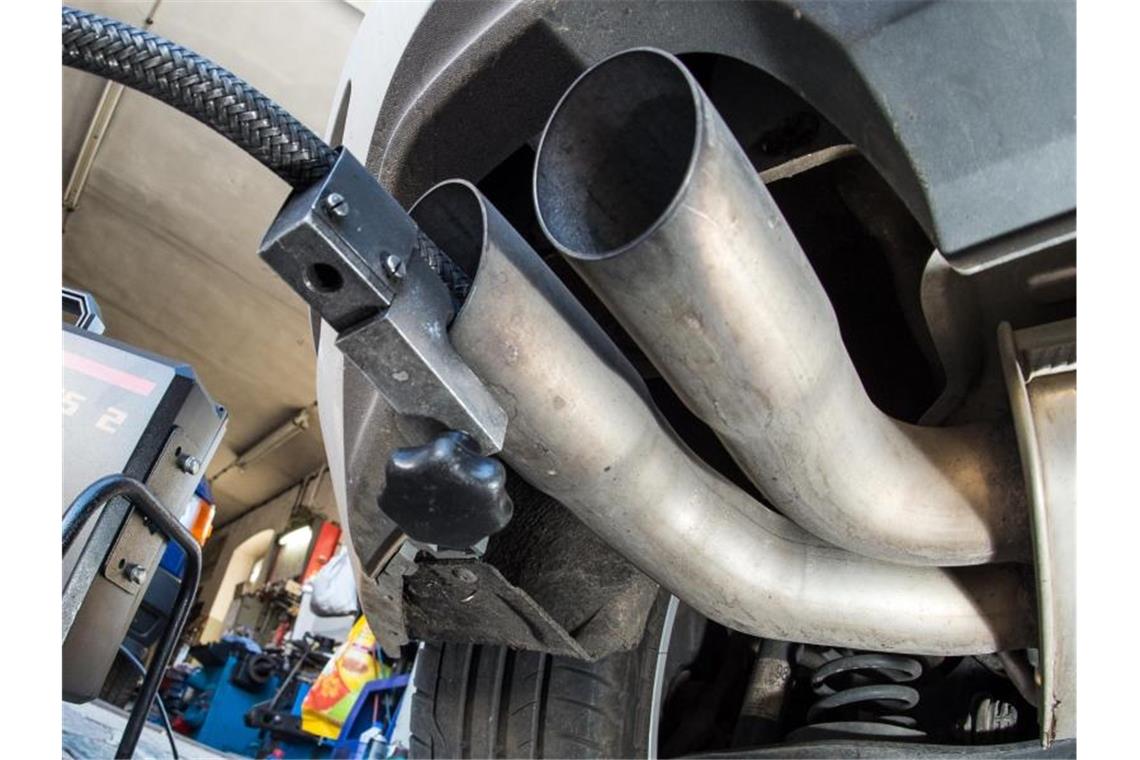 Der Messschlauch eines Geräts zur Abgasuntersuchung für Dieselmotoren steckt im Auspuffrohr eines Fahrzeugs. Foto: Patrick Pleul/dpa-Zentralbild/dpa