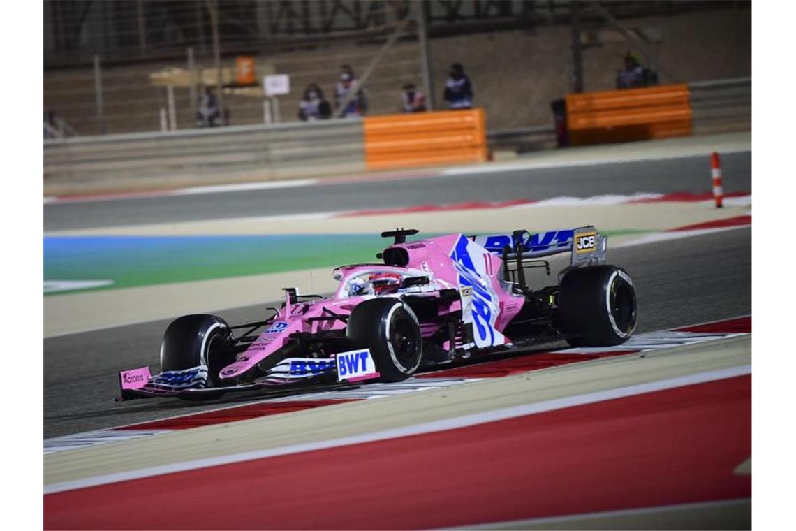 Der Mexikaner Sergio Perez vom Team Racing-Point steuert sein Auto auf der Rennstrecke zum Sieg. Foto: Giuseppe Cacace/Pool AFP/AP/dpa