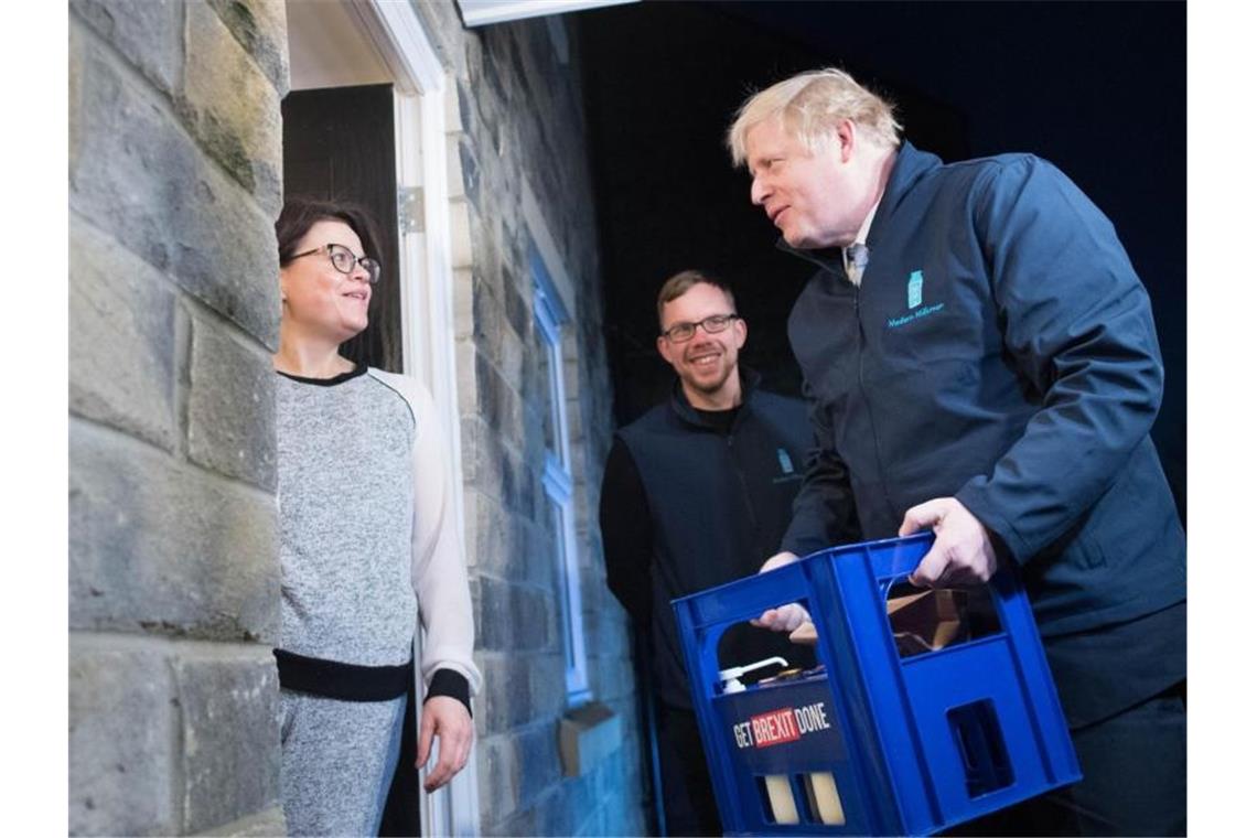 Der Milchmann: Premierminister Johnson überraschte am Morgen Wähler in Yorkshire. Den Fragen eines Reporters ging er mit der Flucht in einen begehbaren Kühlschrank aus dem Weg. Foto: Stefan Rousseau/PA Wire/dpa