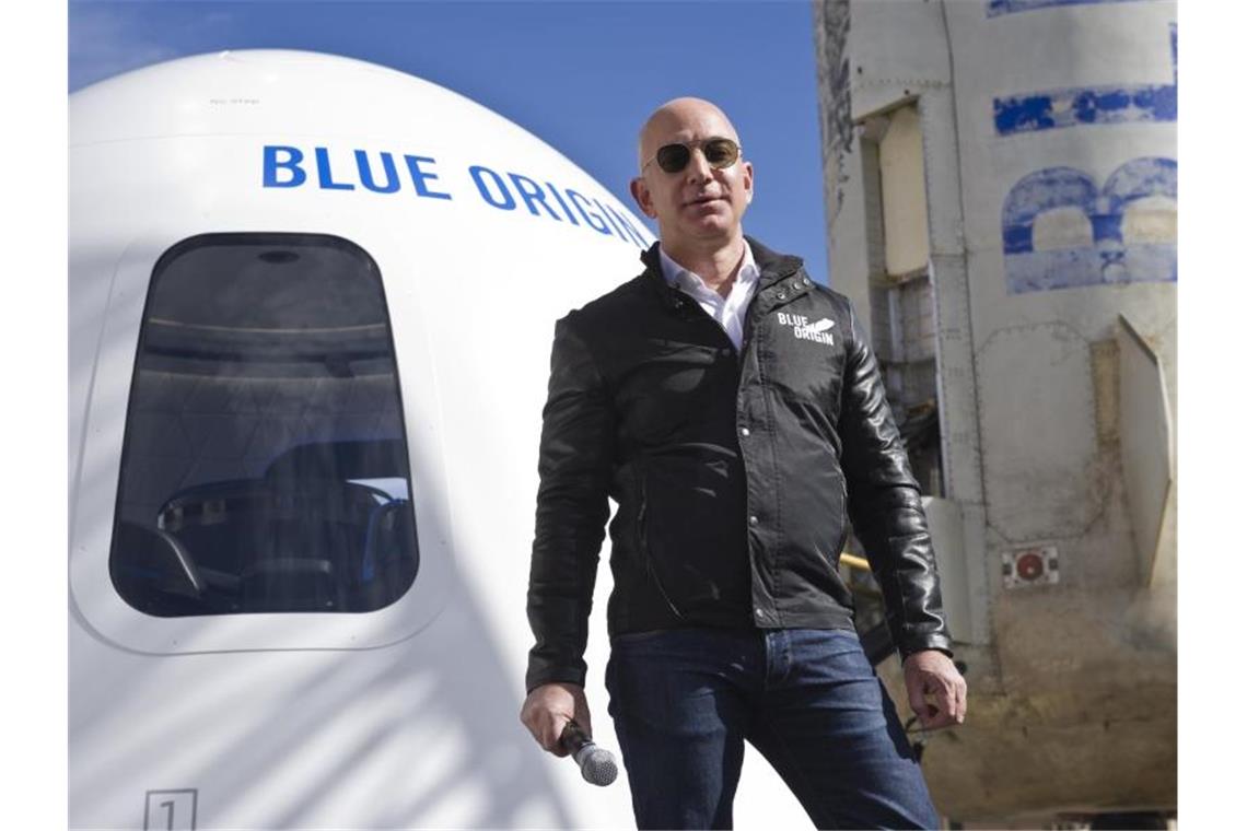 „Bester Tag aller Zeiten“: Amazon-Gründer ins All geflogen Der Milliardär Jeff Bezos steht vor einer Weltraumkapsel auf dem Space Symposium in Colorado Springs (Archivbild). Foto: Chuck Bigger/Space Symposium via ZUMA Wire/dpa