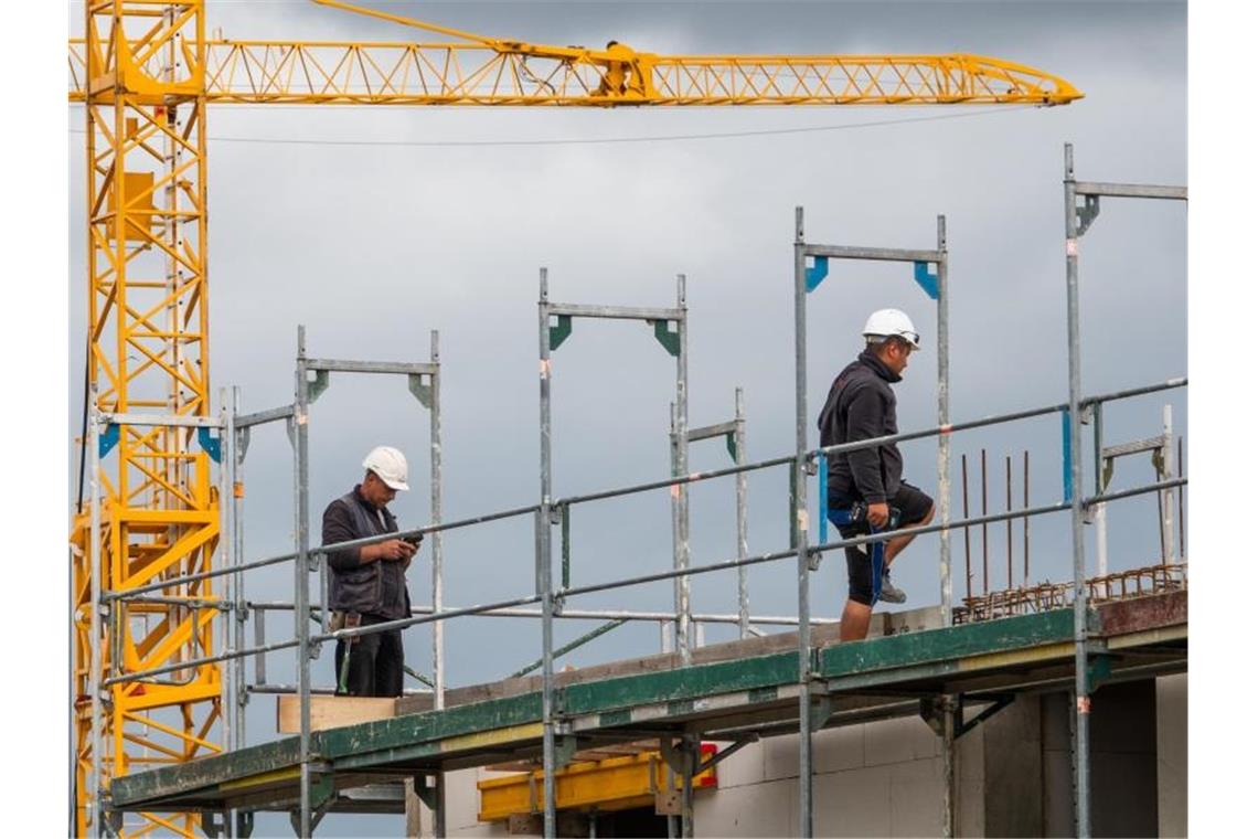 Der Mindestlohn im Baugewerbe steigt. Betroffen sind nach Gewerkschaftsangaben mehr als 200.000 Beschäftigte. Foto: Cindy Riechau/dpa