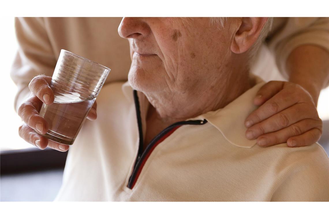 Der Mindestlohn in der Altenpflege soll bis Mitte 2027 in zwei Schritten  steigen (Symbolfoto).