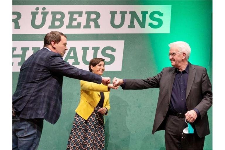 Der Ministerpräsident von Baden-Württemberg Winfried Kretschmann und Landesvorsitzende von Bündnis 90/Die Grünen Baden-Württemberg Sandra Detzer und Oliver Hildenbrand stehen beim Landesparteitag. Foto: Marijan Murat/dpa/Archivbild