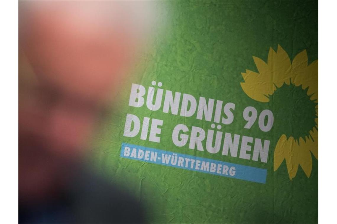 Der Ministerpräsident von Baden-Württemberg Winfried Kretschmann spricht vor einem Logo seiner Partei. Foto: Sebastian Gollnow/dpa/Archivbild