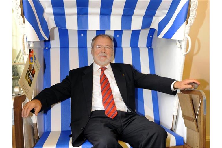 Der Ministerpräsident von Mecklenburg-Vorpommern, Harald Ringstorff, sitzt während seines Abschiedsempfangs im Jahr 2008 in Schwerin in einem Strandkorb, den er zuvor als Geschenk erhalten hatte. Foto: Jens Büttner/dpa-Zentralbild/dpa