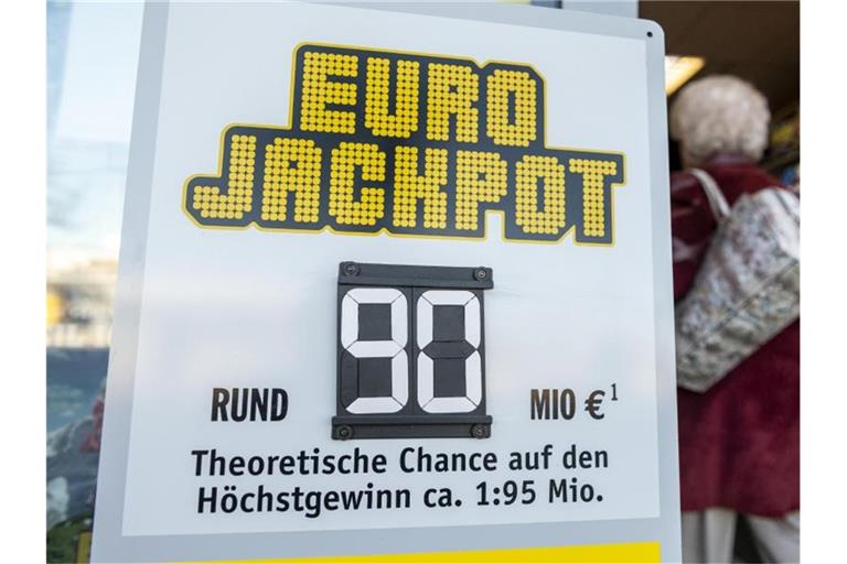 Der mit 90 Millionen Euro maximal gefüllte Eurojackpot geht an einen Tipper aus Nordrhein-Westfalen. Foto: Patrick Seeger/dpa