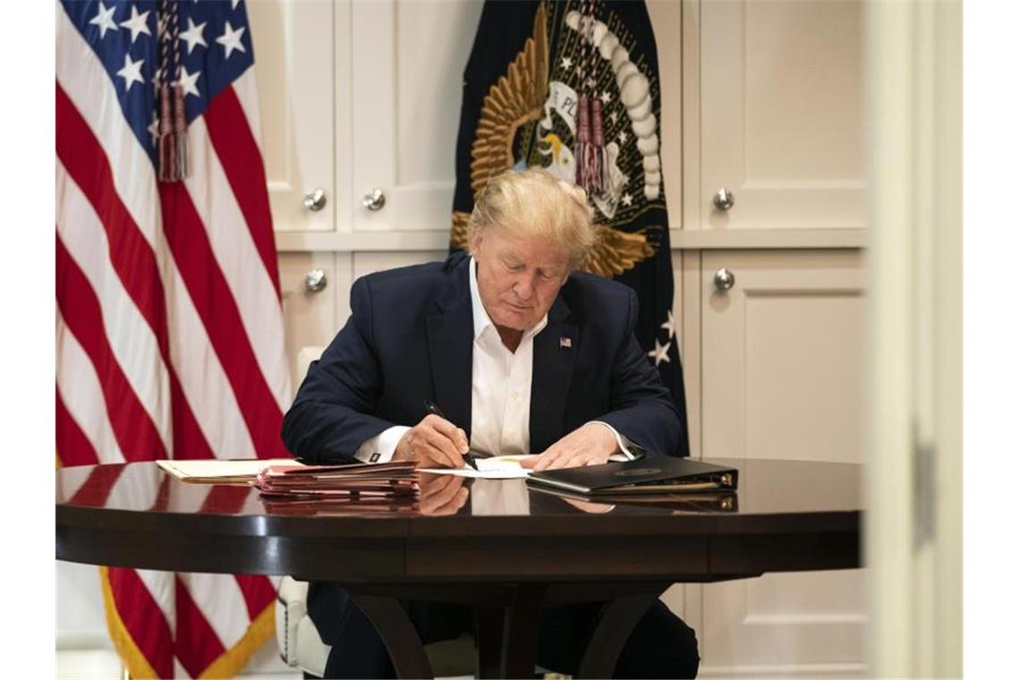 Arzt: Trump kann womöglich schon bald zurück ins Weiße Haus Der mit dem Coronavirus infizierte US-Präsident arbeitet im Militärkrankenhaus Walter Reed in Bethesda. Foto: Joyce N. Boghosian/The White House/AP/dpa