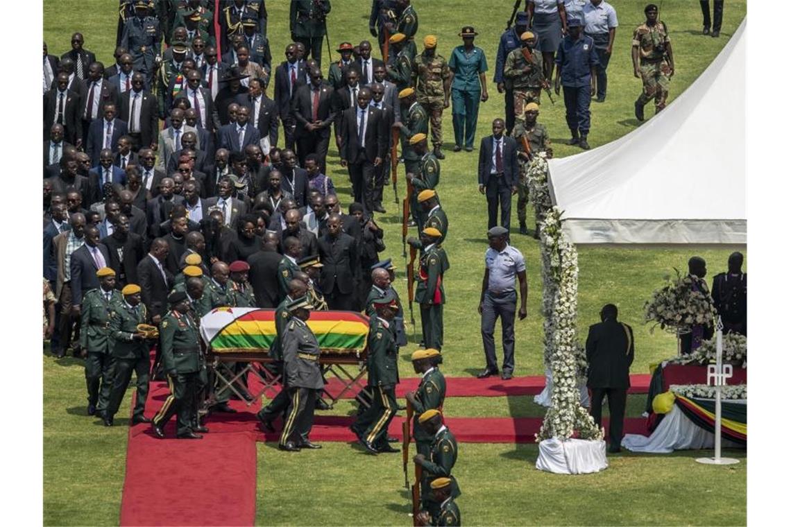 Der mit einer Nationalfahne bedeckte Sarg von Robert Mugabe wird im „National Sports Stadium“ aufgebahrt. Foto: Ben Curtis/AP