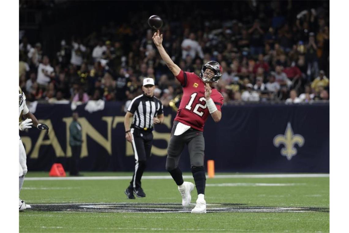 Roethlisberger bekommt ein Extra, St. Brown Respekt Der mit sieben Super-Bowl-Siegen erfolgreicheste Quarterback der NFL-Geschichte: Der 44-jährige Tom Brady. Foto: Derick Hingle/FR170358 AP/dpa
