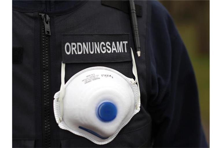 Der Mitarbeiter eines Ordnungsamt. Foto: Ronny Hartmann/dpa-Zentralbild/dpa/Symbolbild