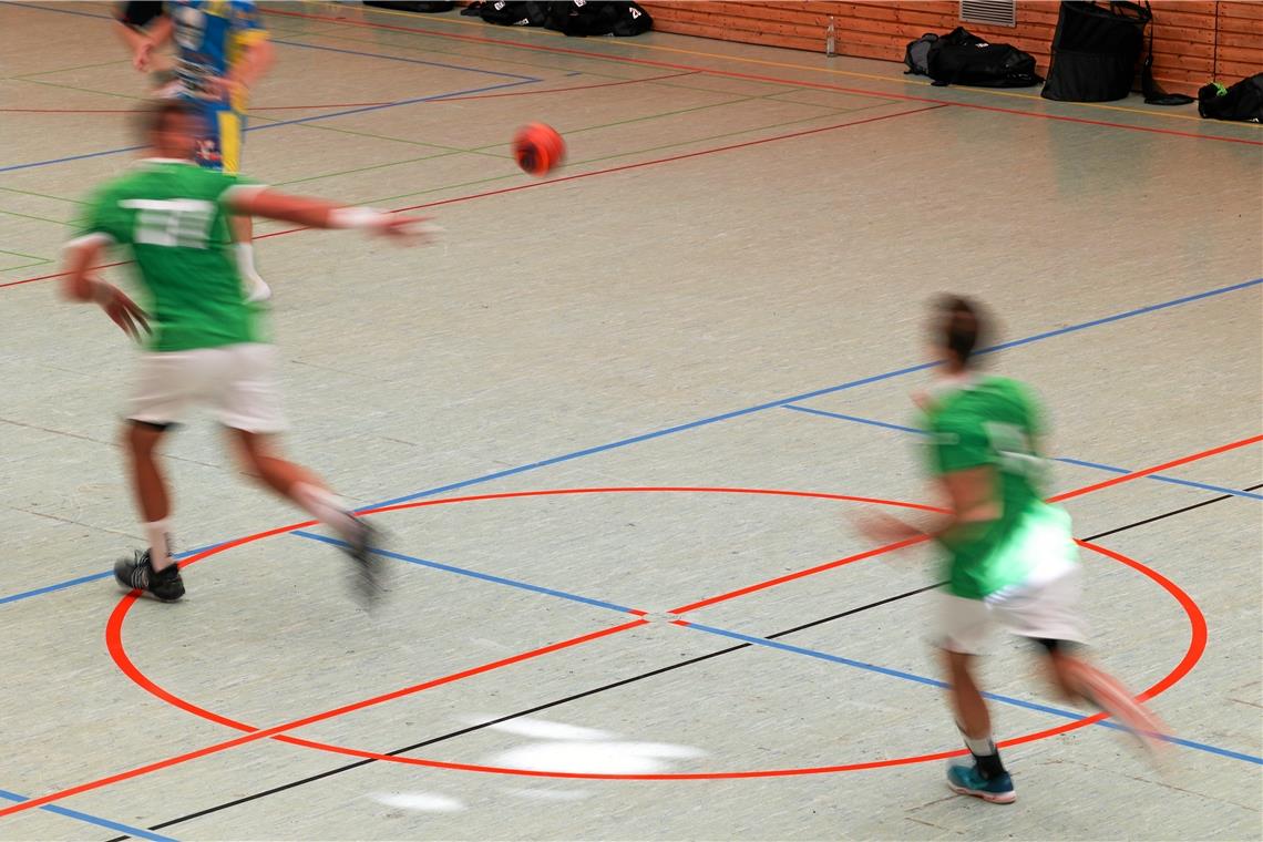 Neue Regeln bringen Im Handball noch mehr Tempo Der Mittelkreis wird zur Anwurfzone. Das sorgt dafür, dass die Geschwindigkeit im Handball noch höher wird. Foto: Alexander Becher