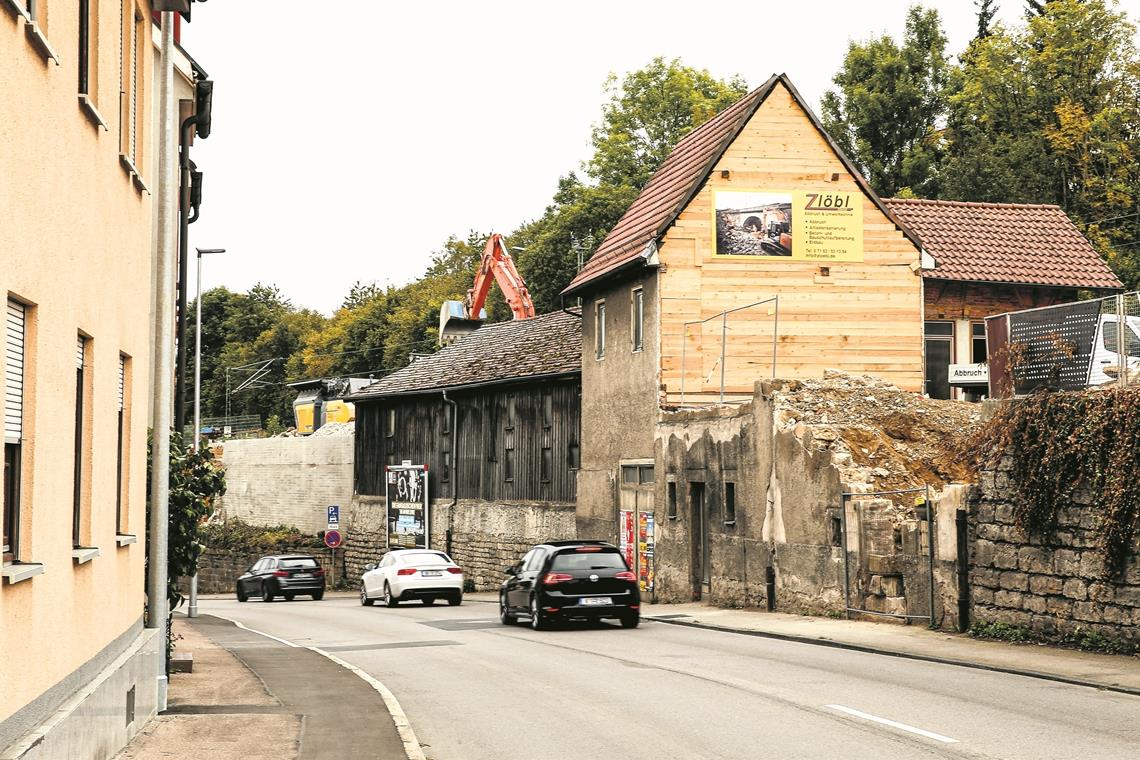 Langohr-Fledermaus stoppt Abbruch Der mittlere Teil des Gebäudekomplexes darf noch nicht abgerissen werden. Ärgerlich für den Bauherrn. Aber auch für die Verkehrsteilnehmer, weil die Straße nochmals gesperrt werden muss. Foto: A. Becher