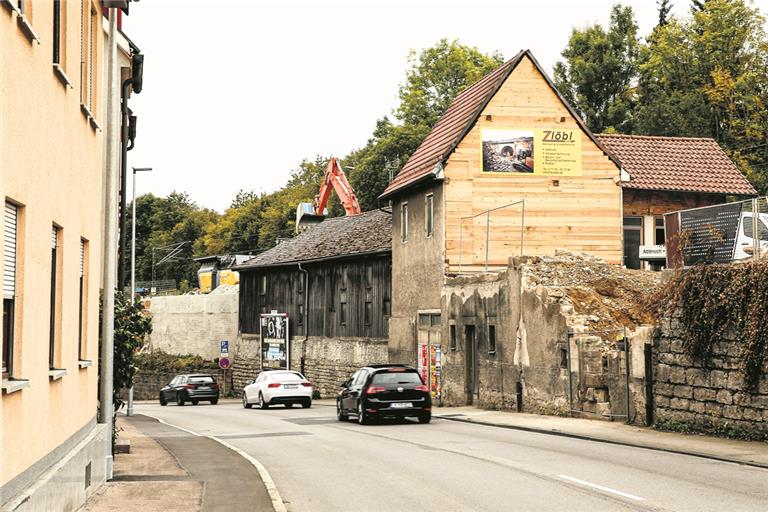 Der mittlere Teil des Gebäudekomplexes darf noch nicht abgerissen werden. Ärgerlich für den Bauherrn. Aber auch für die Verkehrsteilnehmer, weil die Straße nochmals gesperrt werden muss. Foto: A. Becher