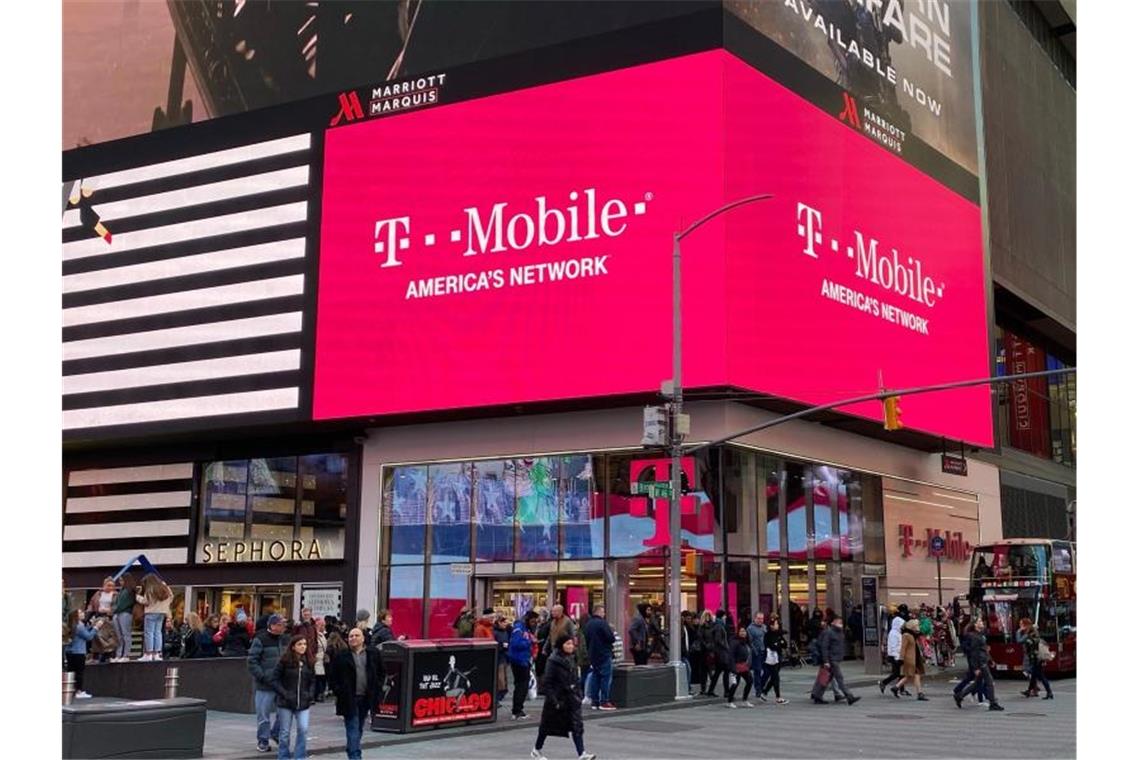 Der Mobilfunkprovider T-Mobile US wirbt in New York. Foto: Christoph Dernbach/dpa