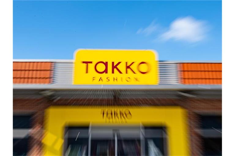 Der Modediscounter Takko ist schwer von der Corona-Pandemie getroffen. Foto: Guido Kirchner/dpa