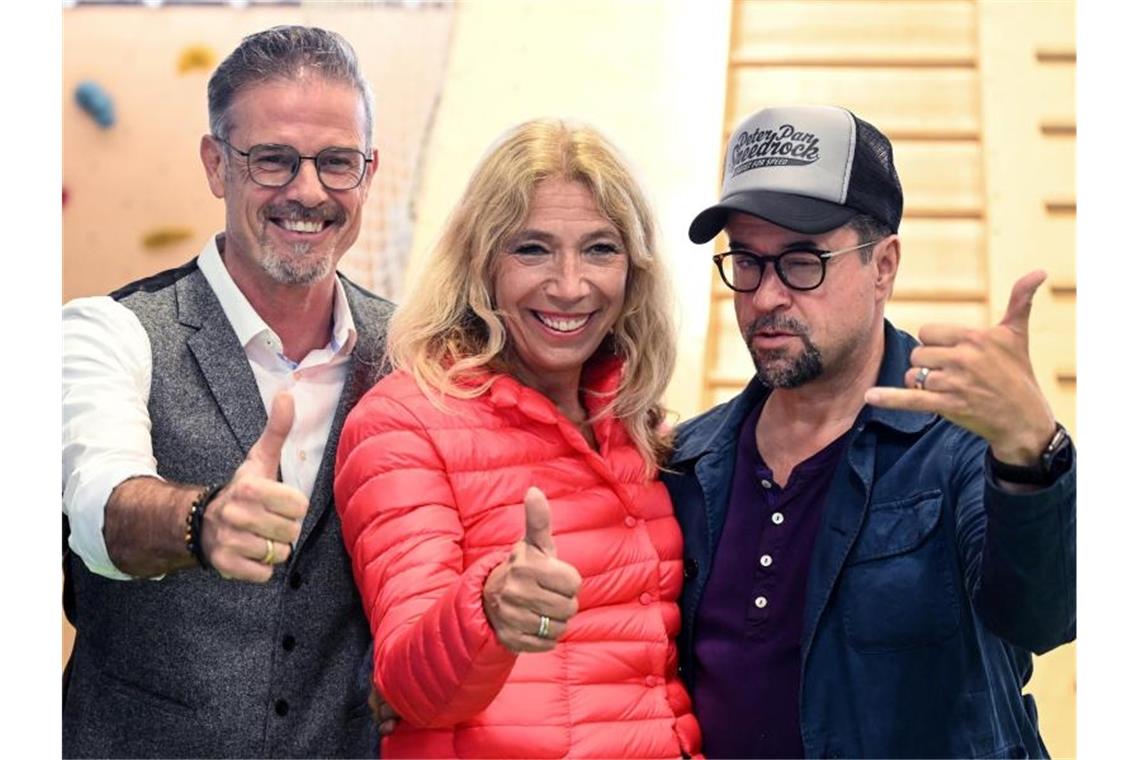 Tübinger Notärztin will mit Promis Kinder munter machen Der Moderator Michael Antwerpes (l), die Tübinger Ärztin Lisa Federle und der Schauspieler Jan Josef Liefers. Foto: Bernd Weißbrod/dpa
