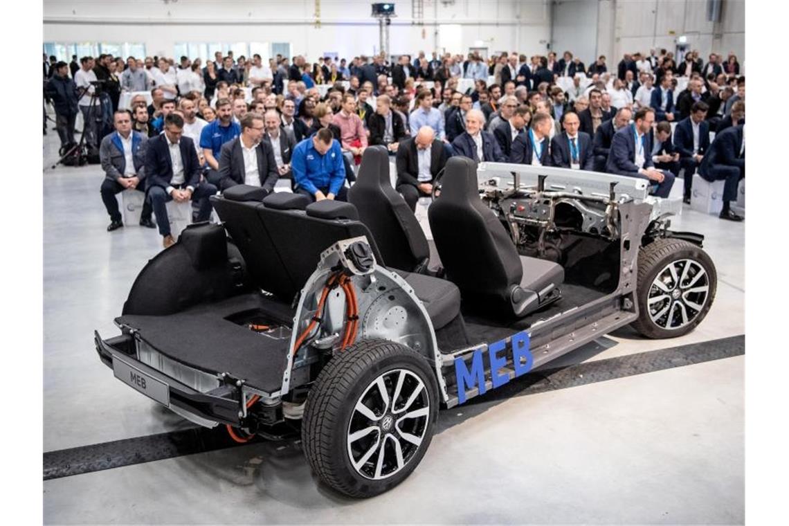 Volkswagen fährt Produktion neuer Batteriesysteme hoch Der Modulare Elektrobaukasten (MEB) von VW wird bei der Eröffnung der neuen Batteriesystem-Fertigung präsentiert. Foto: Sina Schuldt/dpa