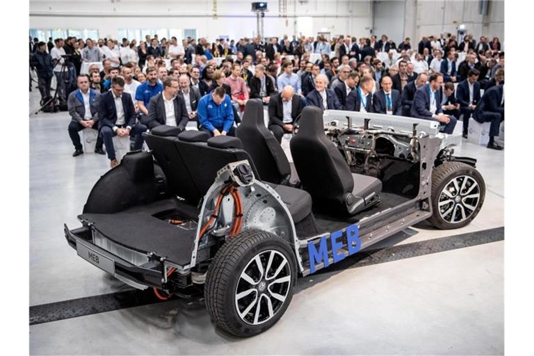 Der Modulare Elektrobaukasten (MEB) von VW wird bei der Eröffnung der neuen Batteriesystem-Fertigung präsentiert. Foto: Sina Schuldt/dpa