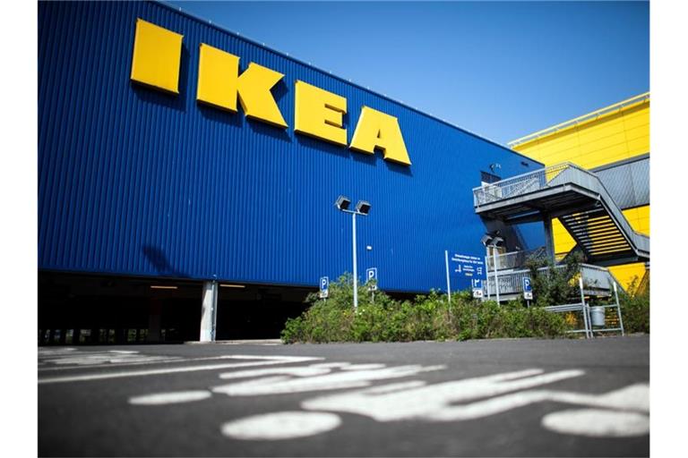Der Möbelriese Ikea darf nach der Ausnahmeregelung in Nordrhein-Westfalen seine Filialen wieder öffnen. Foto: Federico Gambarini/dpa