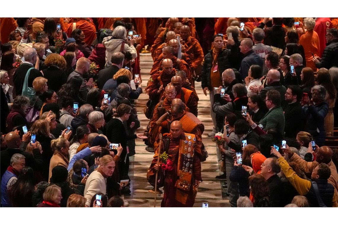Der Mönch Bhikkhu Pannakara (vorne) und seine buddhistischen Mitbrüder verlassen die Washington National Cathedral nach einer Veranstaltung anlässlich ihres Marsches für den Frieden.