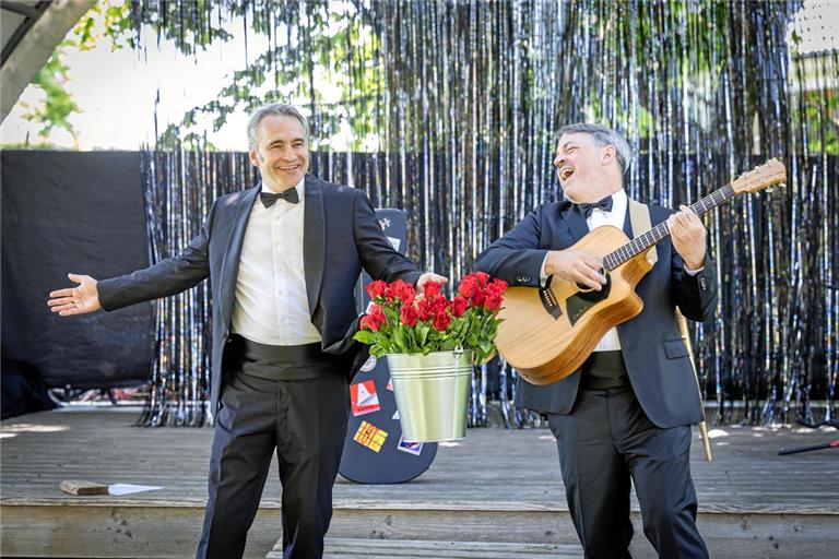 Der Moment des Abschieds ist gekommen: Thomas Weber (links), hier mit James Geier bei der Premiere des Stücks „Gentleman‘s Guide“ im Sommer 2024, schließt sein Theater Kabirinett. Archivbild: Alexander Becher