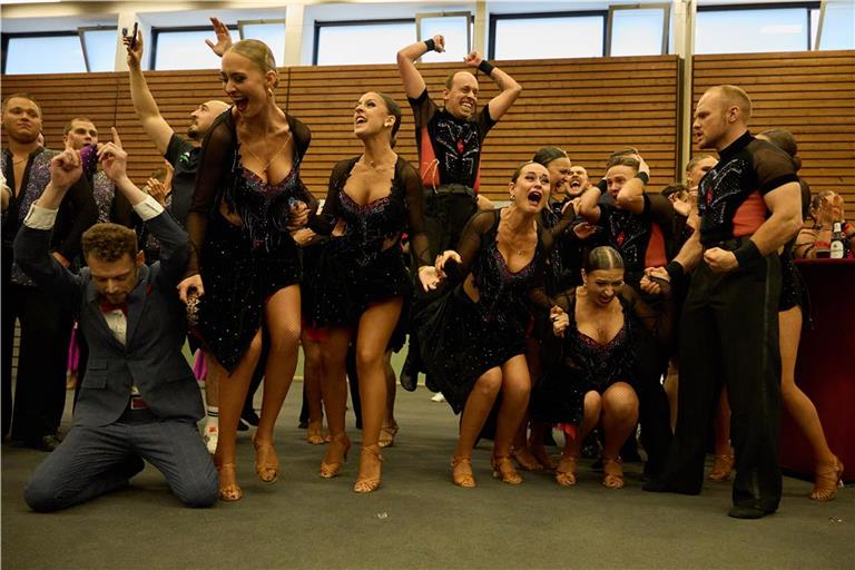 Der Moment des Glücks: Die Weissacher Formation (vorne links kniend Trainer Dirk Gutöhrlein) ist aufgestiegen. Fotos: JG Creative