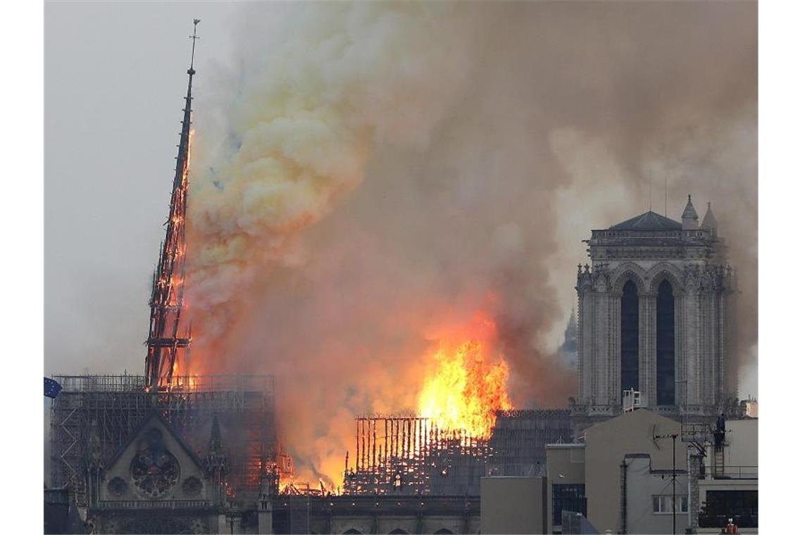 Der Moment, in dem der Spitzturm kippt: Notre-Dame am 15. April 2019. Foto: Thibault Camus/AP/dpa