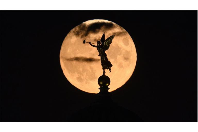 Der Mond geht am Abend hinter der Kuppel der Akademie der Bildenden Künste in Dresden mit dem Engel „Fama“ auf. Im Mai 2026 ist gleich zweimal ein Vollmond zu sehen.