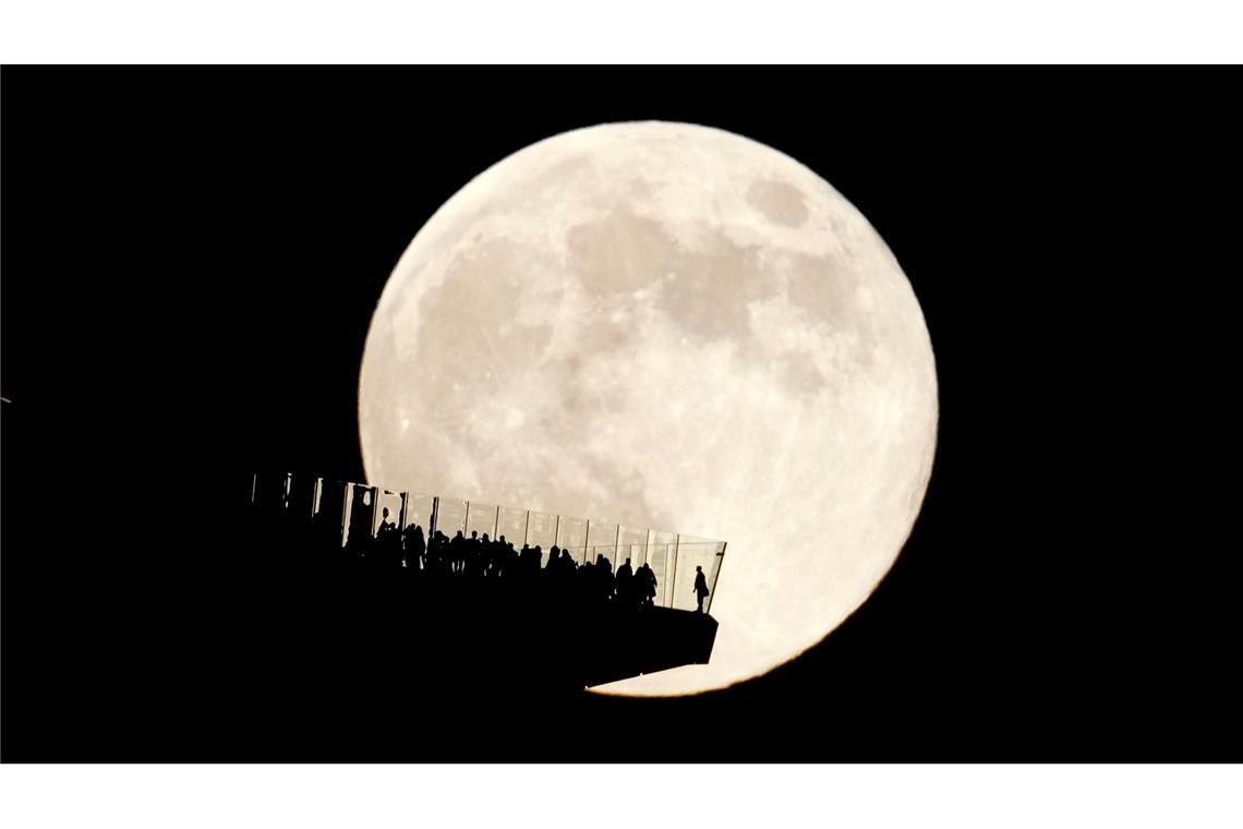 Bilder des Tages Der Mond geht hinter einer Aussichtsplattform in New York City auf.