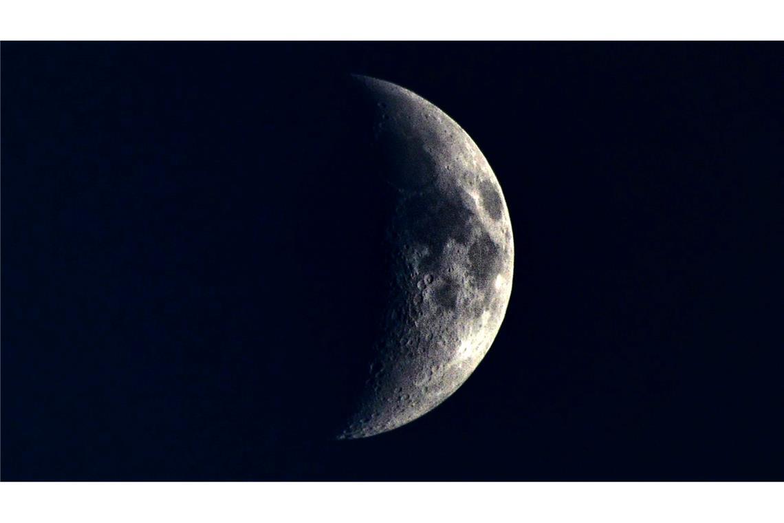 Der Mond ist als Sichel im Nachthimmel über Tschechien zu sehen. (Symbolbild)