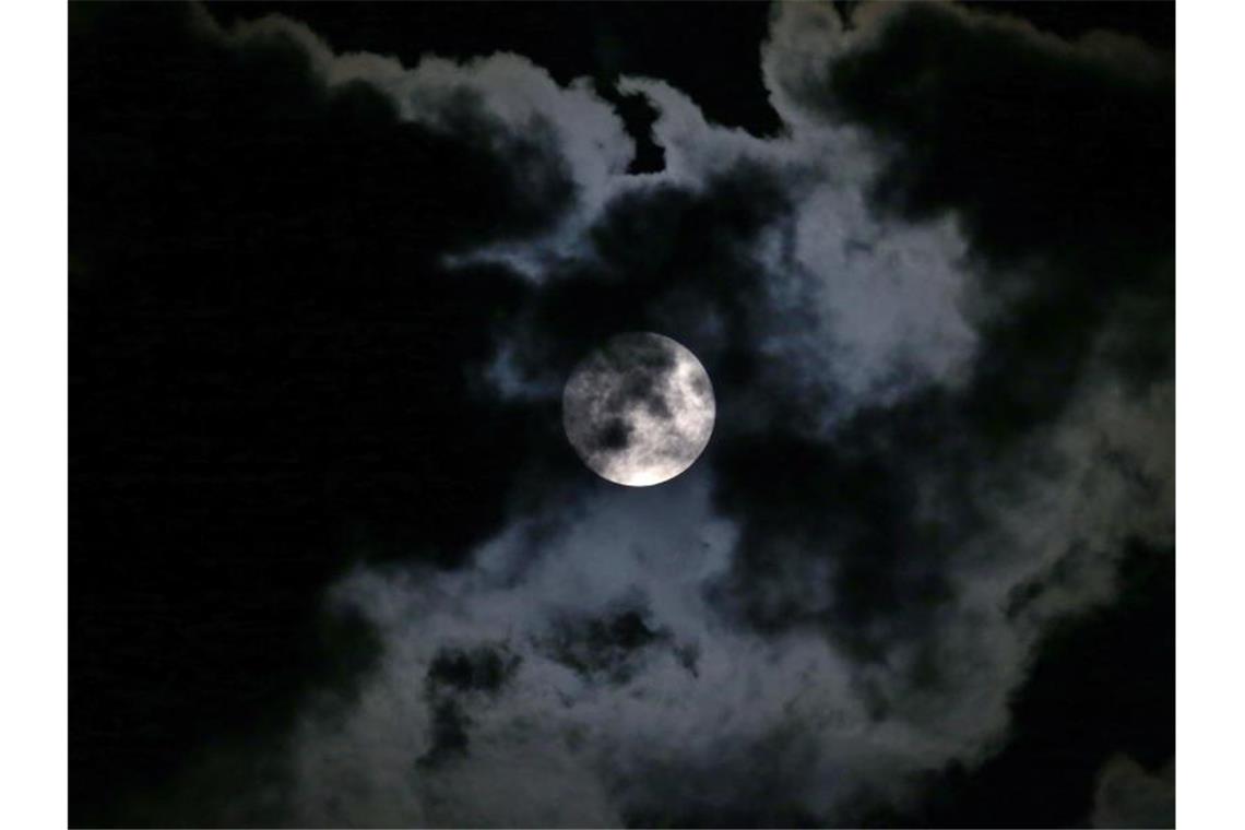 Heute Nacht verfinstert sich der Mond Der Mond ist im Mittel rund 380 000 Kilometer von der Erde entfernt. Sein Durchmesser beträgt etwa 3470 Kilometer - gut ein Viertel der Erde. Foto: Karl-Josef Hildenbrand
