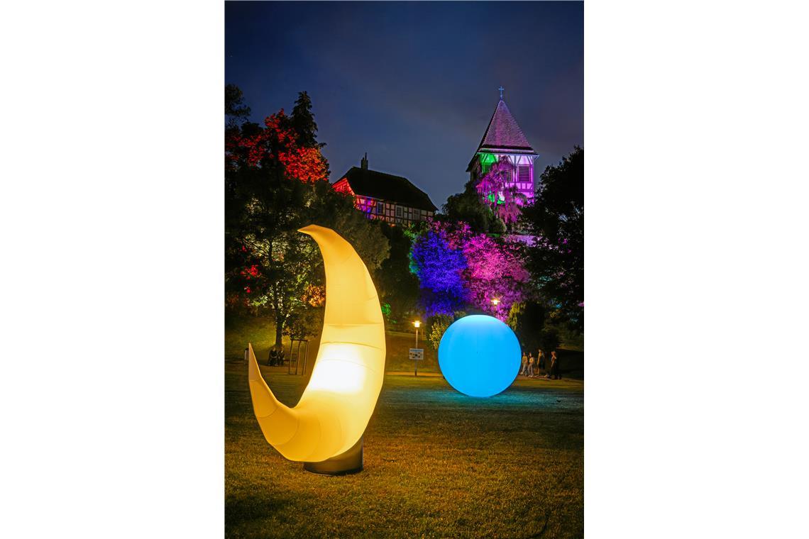 Der Mond ist im Stadgarten am Boden aufgegangen.