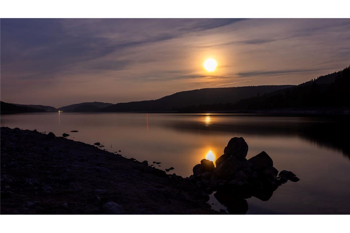 Blassroter Erdbeermond ziert Nachthimmel über Deutschland Der Mond ist über dem Schluchsee im Breisgau zu sehen.