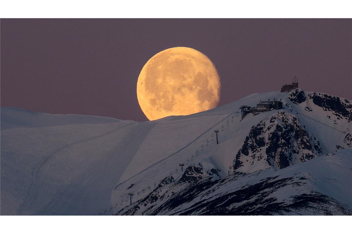 Der Monduntergang über dem Berg Kasprowy Wierch, in den polnischen Tatra-Bergen, von Polana Zgorzelisko aus gesehen.
