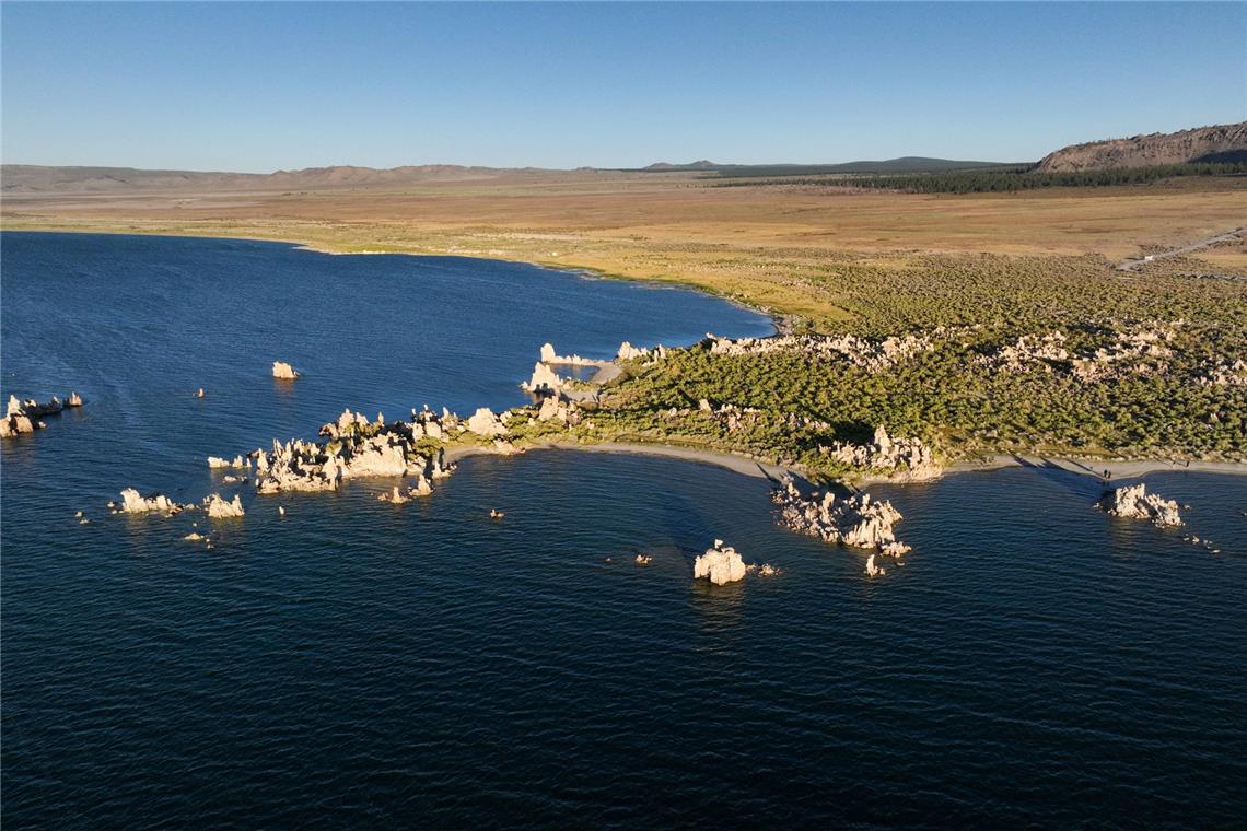 Die „Alien-Mikroben“, die doch keine waren Der Mono Lake ist ein Natronsee; er ist also sowohl besonders alkalisch als auch besonders salzhaltig. Er liegt in Mono County im zentral-östlichen Teil von Kalifornien, in einem abflusslosen Becken am Westrand des Großen Beckens unter der Ostflanke der Sierra Nevada.