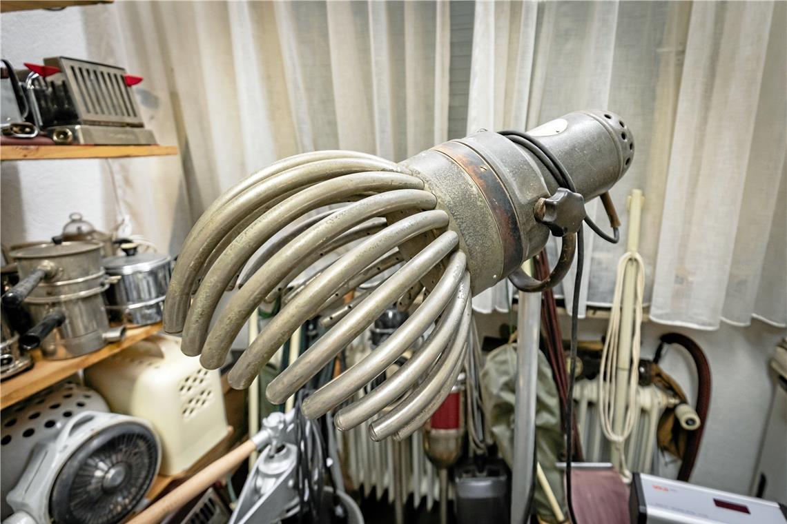 150 Jahre Elektrotechnik im Regal Der monströse Haartrockner macht bei vielen Besuchern kräftig Eindruck.