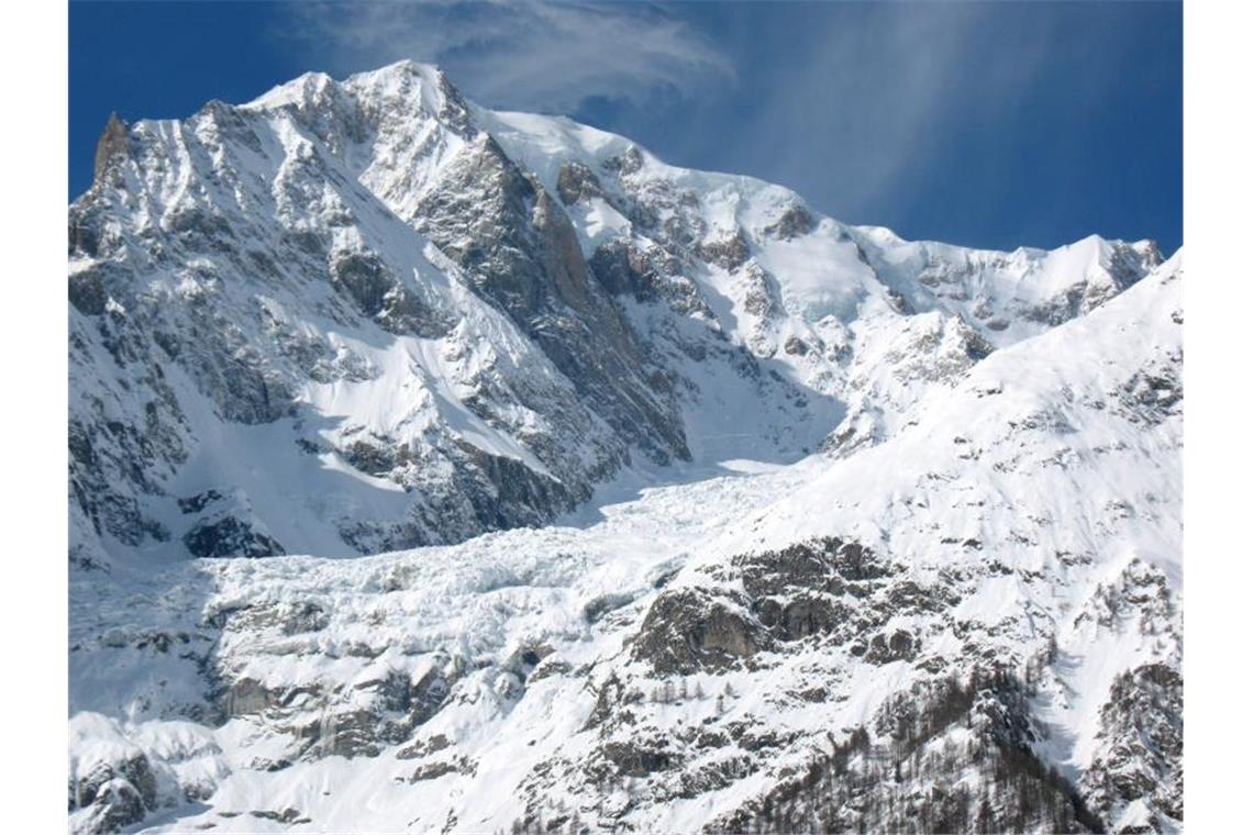Lawine am Mont Blanc verschüttet mehrere Skifahrer Der Mont Blanc ist der höchste Berg Europas. Immer wieder kommt es hier zu Lawinenabgängen. Foto: Str/epa ansa/dpa/Archiv