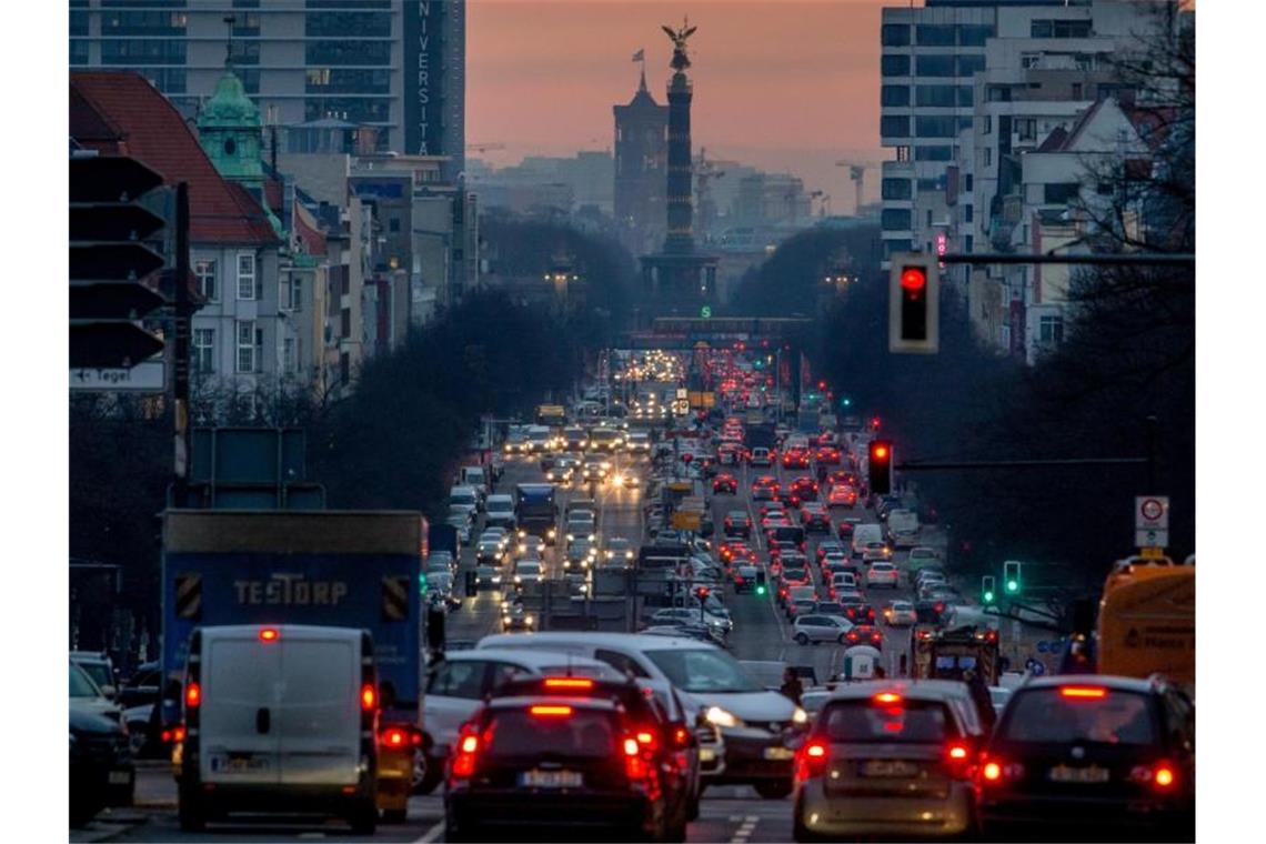 Geografin: Berliner Mietendeckel hätte Folgen für Umland Der morgendliche Berufsverkehr fließt über den Kaiserdamm in Richtung Berlin Mitte. Foto: Michael Kappeler
