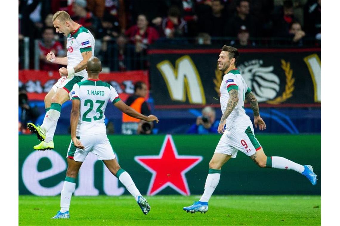 Der Moskauer Dimitri Barinov (l) freut sich mit Joao Mario (M) und Fedor Smolov über sein Tor zum 2:1 gegen Leverkusen. Foto: Rolf Vennenbernd