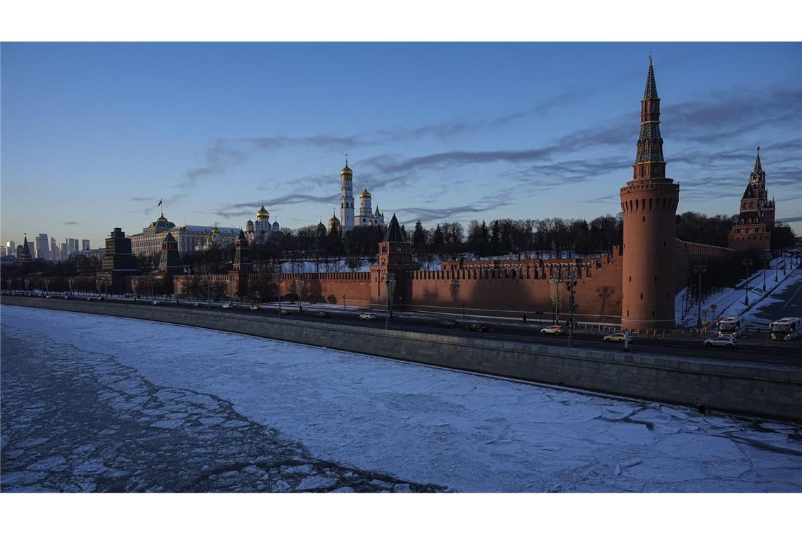 Der Moskwa-Fluss in Russlands Hauptstadt  ist zugefroren.