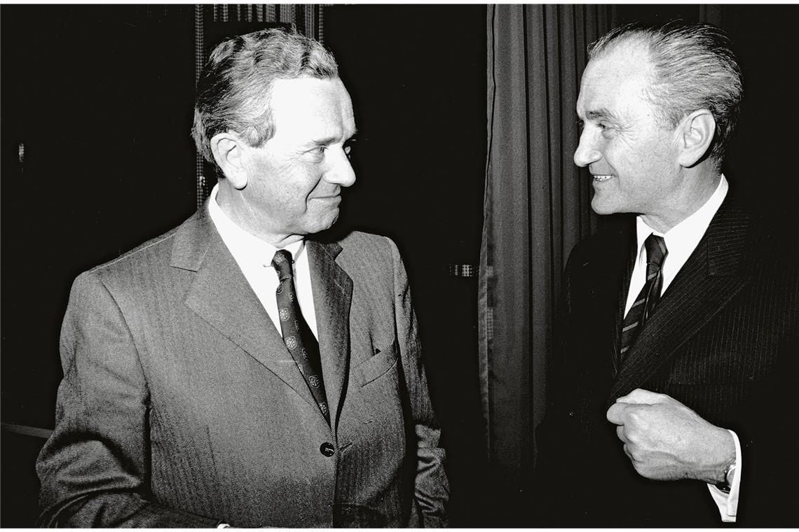 Der neue Porsche-Chef und seine Vorgänger – die Fotos der Mächtigen Der Motorenkonstrukteur Ernst Fuhrmann (rechts neben Ferry Porsche) wird 1972 der erste externe Manager an der Spitze des Unternehmens – zunächst als Sprecher des Vorstands, ab November 1976 als Vorstandsvorsitzender. Unter seiner Ägide werden die Modelle 924 und 928 mit Frontmotor entwickelt.