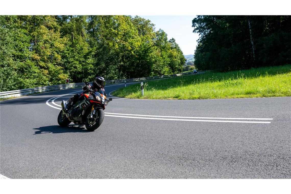 Von Motorrad überfahren: Mann schwer verletzt Der Motorradfahrer war in einer Kurve zu schnell unterwegs und geriet in den Gegenverkehr. (Symbolbild)