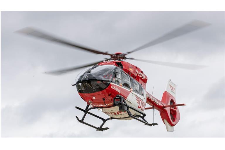 Der Motorradfahrer wurde mit einem Rettungshubschrauber in eine Klinik geflogen. (Symbolbild)