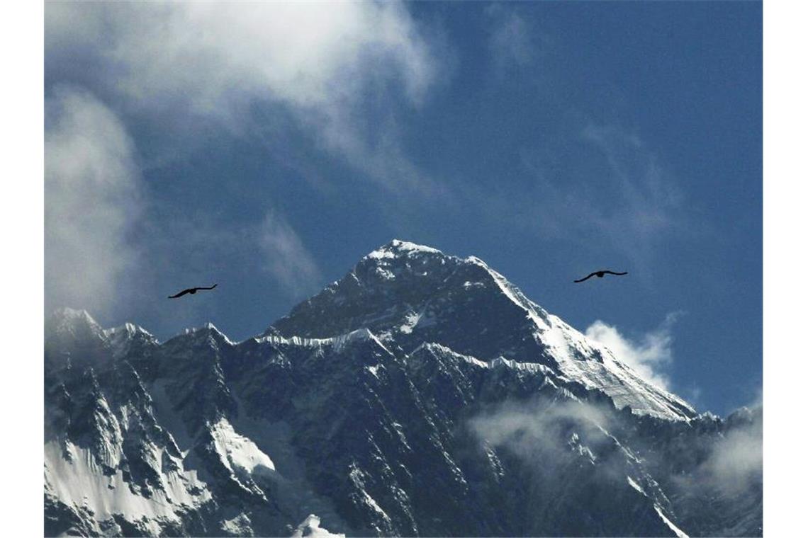 Tod beim Abstieg: US-Amerikaner stirbt am Mount Everest Der Mount Everest im Himalaya ist der höchste Berg der Welt. Foto: Niranjan Shrestha/AP