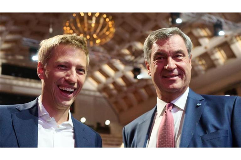 Der Münchner Oberbürgermeister Dominik Krause (Bündnis 90/Die Grünen, links), und Bayerns Ministerpräsident Markus Söder (CSU), auf der außerordentlichen DOSB-Mitgliederversammlung zur Wahl des deutschen Olympia-Bewerbers für 2036, 2040 oder 2044.